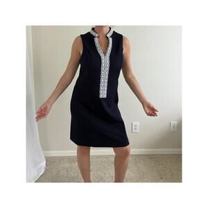 💼 Smart & Stylish – Pappagallo Navy Embossed Dress with Eyelet Collar